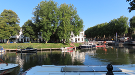 851033 Gezicht over de Stadsbuitengracht op de panden aan de Weerdsingel W.Z. te Utrecht, vanaf de Nieuwekade, met ...